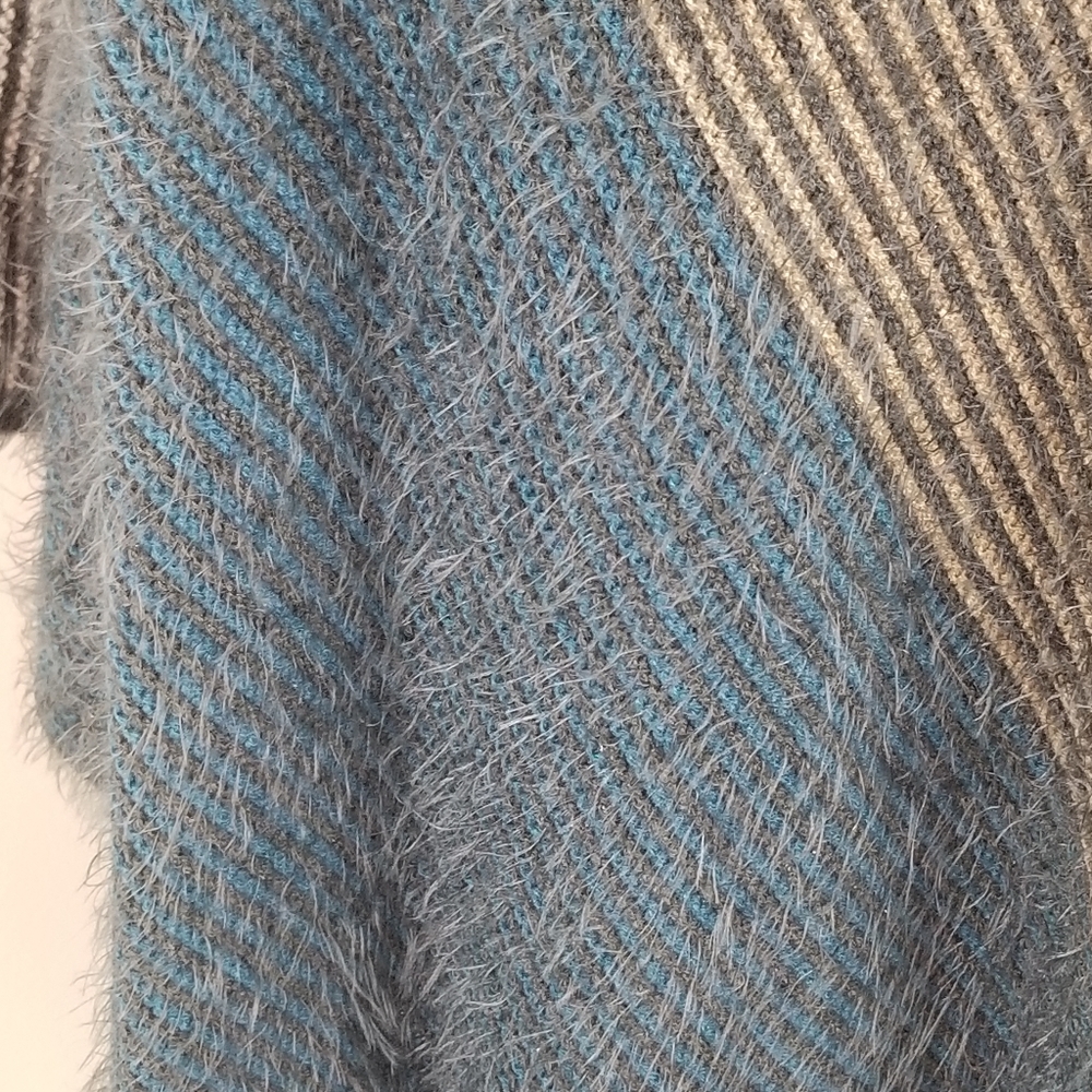 Poncho - Picture 2 of 6